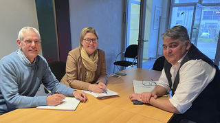 Pfarrer Christian Noeske, Nicole Verclas vom Integrationsbüro und Ersan Dalkilic bereiten organisatorisch das Fastenbrechen vor.
