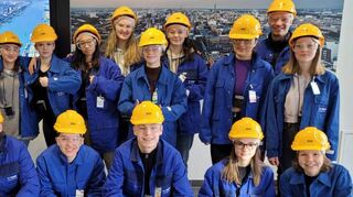 Besuch der WG E 1 (internationale Klasse) bei der BASF. Arbeitsschutz wird bei dem Chemiekonzern groß geschrieben.