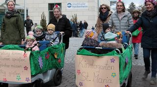 Beim Sommertagszug unter der Regie des Hockenheimer Marketing Vereins durch die Innenstadt bis zur großen Wiese im Gartenschaugelände kündigt der Kindergarten St. Maria viel Arbeit für die Gärtner an.