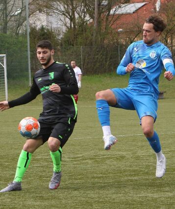 Der Ketscher Spielführer Miguel Gundelsweiler (r.) fährt seinem Rheinauer Gegenüber Emre Sen in die Parade.