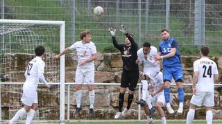 Im Eppelheimer Strafraum brennt es öfters lichterloh doch der beste Eppelheimer, Torwart Dominik Machmeier (M.), hält gegen Schwetzingen, was zu halten ist.