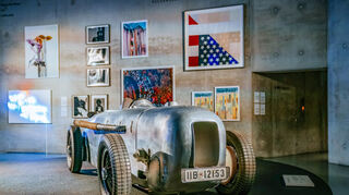 mid Groß-Gerau - Mercedes-Benz SSKL Avus-Rennwagen mit Stromlinienkarosserie, 1932. Die Originalgetreue Rekonstruktion aus dem Jahr 2019 ist im Mercedes-Benz Museum zu bestaunen.