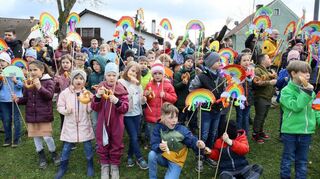 Die Schülerinnen und Schüler der Friedrich-von-Schiller-Gemeinschaftsschule brachten den Regenbogen in den Sommertagsumzug und zeigten mit diesem dem Regenwetter die Rote Karte. Mit Erfolg, wie sich zeigte.