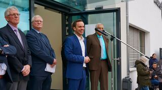 Der Brühler Pascal Wasow (Mitte) freut sich über den Wahlsieg und dankt den rund 500 Menschen vor dem Epfenbacher Rathaus für das Vertrauen. Die Amtsgeschäfte wird er im Mai vom amtierenden Bürgermeister Joachim Böser (2. v. l.) übernehmen.