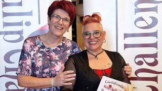 Trainerin Sabine Backfisch (v.l.) freut sich mit Tänzerin Nicole Klein.