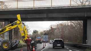 Unter der Closwegbrücke ist eine Baumaschine ziemlich akrobatisch im Einsatz – bald wird die Brücke abgerissen. Es wird zu Verkehrsbehinderungen kommen.