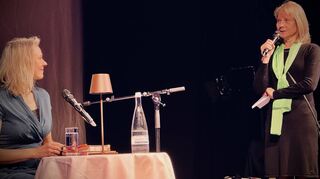 Eine sehr offene Autorin: Tamar Noort (l.) beantwortet die Fragen von Kiwanis-Präsidentin Nicole Kaminsky (r.) und des Publikums nach der Lesung im Alten Stadtsaal ausführlich.