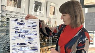 Astrid Farmer bei ihrer Spurensuche in Speyer. In der Winkeldruckerey hat sie die Frauennamen künstlerisch verewigt.