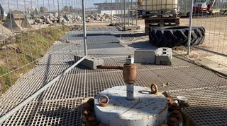 Das vordere, stark gesicherte Loch der einst geplanten Geothermie-Anlage im Brühler Süden reicht bis in eine Tiefe von knapp 3,5 Kilometern, das andere nicht erkennbare geht nur wenige hundert Meter tief in den Untergrund.