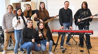 Die Schülerband „Confused“ der Realschule freut sich auf ihren großen Auftritt beim „Youngstars Konzert“. Zur Band gehören (v. l.) Nick, Seleena, Laura, Bianka, Bandleiter Tim Budavari, Shantel sowie Betül und Anna (vordere Reihe).