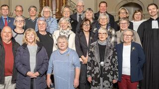 Die Goldenen Konfirmanden versammeln sich mit Pfarrer Michael Dahlinger (l.) und Lehrvikar Tobias von Hagen (r.) vorm Altar der evangelischen Kirche.