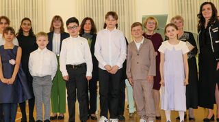 Preisgekrönte Pianisten und ihre Lehrer – Reihe vorne (v. l.): Anna Lasar, Max Paul Hoffmann, Philipp Alexander Kremer, Daniel Dovzhanskiy, Tyler Bathauer, Annika Volkmar und Tatjana Worm-Sawosskaja (Inhaberin und Leiterin des Klavierstudios); Reihe hinten (v. l.): Maria Lasar, Fernanda de Freitas Kopsch, Matilda Getto, Katerina Pinosova-Ruzickova (Dozentin im Fach Komposition), Ljubov Tesikowa (Dozentin für Klavier, Musiktheorie/Gehörbildung), Svetlana Zaharova (Dozentin für Klavier).