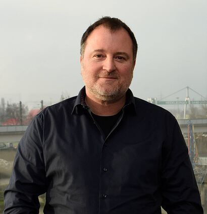 Michael Herberger vor dem Hafenpanorama in seinem Büro in der Popakademie.