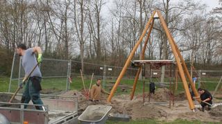 Beim Pflegetag nutzt der Förderverein die Gelegenheit, um das neue multifunktionale Klettertipi zu präsentieren, an dem hier noch fleißig gearbeitet wird.