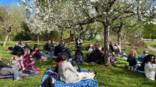 Wenn da keine Frühlingsgefühle aufkommen: Beim Osterpicknick im Park mit Geschichten, Hüpfspielen und natürlich Eiern lässt sich prima aufs Fest einstimmen.
