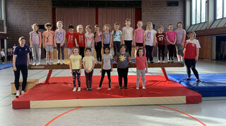 Die Kinderturngruppe des TSV Oftersheim präsentiert sich mit den Trainerinnen Laura Pedretti (links), die zurzeit ein Freiwilliges Soziales Jahr beim Verein macht, und Andrea Pristl (rechts).