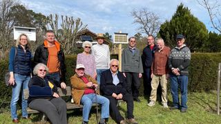 Claudia Wierer (v. l.), Irmgard Schifferdecker, Achim Pudelko, Horst Wagner, Yvonne und Peter Wierer, Karl-Heinz Frei, Johannes Krieger, Andreas Schieß, Wolfgang Schifferdecker und Karl-Heinz Georg freuen sich über die neuen Schilder.
