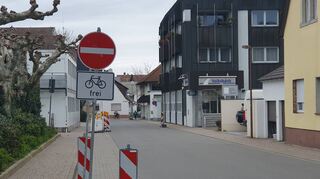 Nur provisorisch: Seit drei Jahren stehen die Einbahnstraßenschilder in der Parkstraße – hier auf Höhe des Marktplatzes – wegen der Umleitung für die Großbaustelle Obere Hauptstraße. Die Verwaltung möchte sie nicht durch eine permanente Beschilderung ersetzen, weil sie negative Auswirkungen auf die Nachbarstraßen befürchtet.