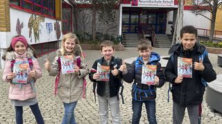 Emmi (v.l.), Mia, Philian, Maximilian und Sami meistern den Schulweg gerne zu Fuß und machen mit bei der Aktion.