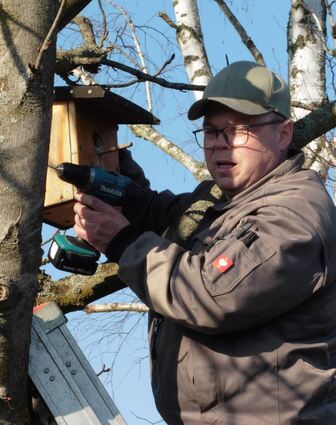Dank seiner Erfahrung und ausgestattet mit dem passenden Werkzeug, benötigt Her-bert Nehiba nur wenige Minuten, um einen neuen Nistkasten in zwei bis drei Meter Höhe zu befestigen.