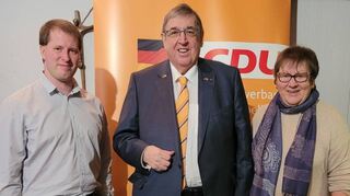 Dr. Michael Schönrock, stellvertretender Vorsitzender der CDU, und Schatzmeisterin Evelin Ruck freuen sich über den Gast Professor Karl A. Lamers (M.).