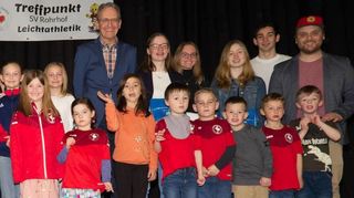 Zahlreiche Ehrenmedaillen erhalten die jungen Athleten des Sportvereins Rohrhof während des munteren Familien- und Ehrungsnachmittags.