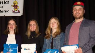 Sarah Becker, Emelie Braun und Lara Scheel sowie deren Trainer Sven Stumpf werden für ihre Erfolge im vergangenen Jahr durch die Gemeinde geehrt. Im Hintergrund (l. oben) sieht man das Maskottchen, das nun „Rohrhofi“ heißt.