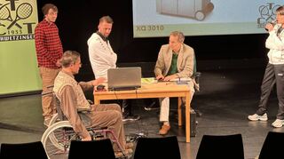 Die Anschaffung eines Grills bei einem Tennisclub wird im Stück „Extrawurst“ zum Stein des Anstoßes – im Theater am Puls feiert die bitterböse Komödie Premiere.