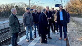 Die Gruppe begutachtet am S-Bahn-Haltepunkt Schwetzingen-Hirschacker mögliche Stellen für einen Übergang in den Hirschackerwald.