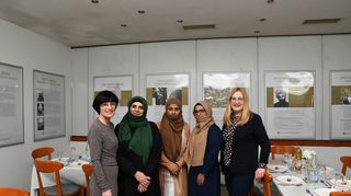 Stefanie Jansen (v. l.), Amtul Rahim Bürkle, Kanwal Shad, Sadaf Zareef und Patricia Rebmann feiern die Gründung der Frauenorganisation.
