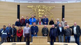 Der Verein Reichsbanner Schwarz-Rot-Gold Baden-Württemberg erlebt beim Besuch im Landtag in Stuttgart bei SPD-Abgeordneten und Vizepräsident Daniel Born eine umfassende Demokratietour.