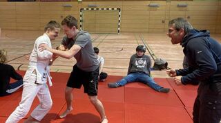 Schülerinnen und Schüler des Privatgymnasiums und der Comeniusschule beim Kampfsport unter Leitung von Enzio Ermarth.
