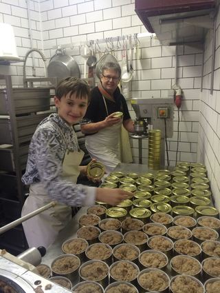 Eine Leckerei: Wirt Bernhard und Sohn Alexander dosen Wurst ein.