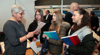 Es muss nicht gleich eine Ausbildung sein: Christina Heller (v. l.) stellt im Gespräch mit Hannah, Michelle und Lilly Freiwilligendienste beim Internationalen Bund vor.