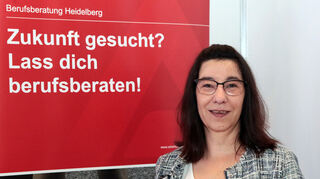 METADATEN aus dem DC-Upload-Tool:

Bildtext: Hockenheim, Stadthalle, Ausbildungstag, 30.03.2023, Angelique Spatz, Berufsberaterin, Agentur für Arbeit Heidelberg, Bild: Lenhardt

Hochgeladen von:
Norbert & Dorothea Lenhardt / SZ Freie Mitarbeit (doro-lenhardt@t-online.de)

Bildrechte:
1.) Ich bin berechtigt, die hochgeladenen Bilder der Mediengruppe Dr. Haas GmbH zur Verfügung zu stellen. Die Bilder dürfen in den gedruckten Ausgaben des "Mannheimer Morgen", "Südhessen Morgen", "Bergsträßer Anzeiger", "Schwetzinger Zeitung/Hockenheimer Tageszeitung" sowie "Fränkische Nachrichten" inklusive deren Internetauftritte (www.mannheimer-morgen.de, www.bergstraesser-anzeiger.de, www.schwetzinger-zeitung.de und www.fnweb.de)
2.) Es wird ein vollumfängliches einfaches Nutzungsrecht ohne zeitliche Beschränkung eingeräumt.
3.) Ich versichere, dass die abgebildeten Personen einer entsprechenden Veröffentlichung zugestimmt haben. Die Bilder dürfen bearbeitet und archiviert werden.

4.) Die Bilder dürfen in Social-Media-Kanälen wie Facebook und Instagram genutzt werden.

Nutzung: Kostenpflichtig nutzbar

ID im DC-Upload-Tool: 31494