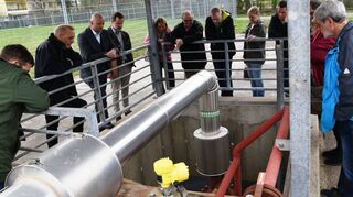Hier geht’s in die Tiefe: Oftersheimer Gemeinderäte sowie Bürgermeister Pascal Seidel (4. v. l.) und Hauptamtsleiter Jens Volpp besuchen das Geothermiekraftwerk in Bruchsal, das Thermalwasser aus 2500 Metern Tiefe nutzt.