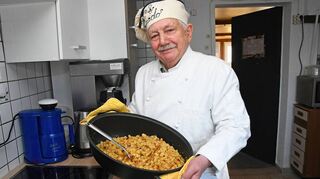 Guido Bamberger kocht und backt auch noch mit 85 Jahren gerne. Hier steht er in seiner Küche am Herd und zaubert ein leckeres Essen.