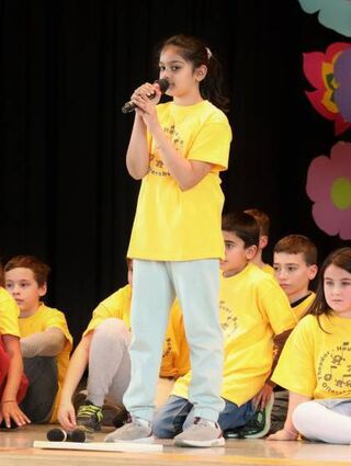 Die Drittklässler der Heuss-Grundschule erfreuen mit Gedichten und Gesang.