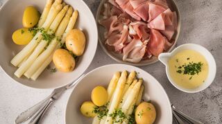 Spargel mit Schinken passt als Beilage oder kleiner Snack am Abend.