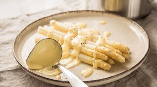 Zur Spargelzeit muss dieser Klassiker unbedingt her: Weißer Spargel mit einer selbstgemachten Sauce Hollandaise.