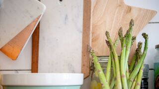 Wie ein Blumenstrauß kann Grüner Spargel aufrecht stehend aufbewahrt werden.