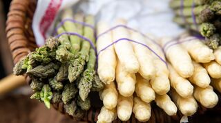 Spargel enthält nur wenige Kalorien, steckt aber voller Mineralien und Vitamine.