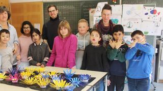 Freuen sich mit den Kindern über einen gelungenen Auftrakt: Andrea Tewes (v. l.), Lars Maurer und Carmen Taube.
