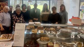 Sie verkaufen den Kuchen (v. l.): Angelika Feurig, Mujgan Nejadahd, Hannelore Patzschke, Gabi Klein Sevila Becker, Joachim Becker, Galina Gavras, Heidi Joos und Britta Josupeit. Auch Bürgermeister Pascal Seidel (Mitte) ist vor Ort.