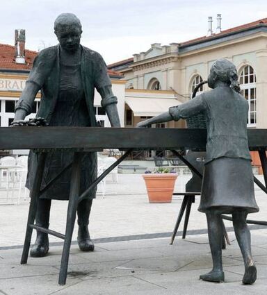 Die Bronzeskulptur der Spargelfrau auf dem Schlossplatz.
