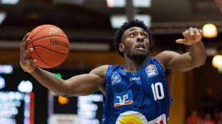 Eine Menge Energie benötigt nicht nur Crailsheims Top-Scorer James , sondern die brauchen alle „Zauberer“ im Heimspiel gegen Braunschweig.