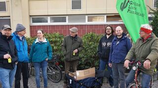 Beim ersten „Dorfgespräch direkt vor Ort“ der Grünen Liste Plankstadt (GLP) vor der Mehrzweckhalle waren Thomas Burger (v. l.), Christoph Rübeling, Viviane Reize, Bernd Schmid-Auffarth, Sascha Munz, Felix Felbel und Winfried Wolf mit dabei.