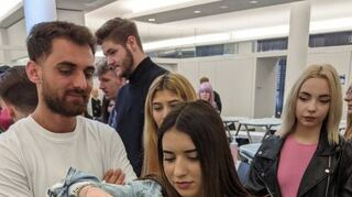 Alba Apollo aus dem ersten Ausbildungs- jahr für Friseure lässt sich in Stuttgart kreativ inspirieren.