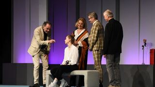 In der Komödie „Komplexe Väter“ stehen (v. l.) Hugo Egon Balder, Josepha Walter, Maike Bollow, René Heinersdorff und Jochen Busse auf der Bühne.