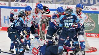 Voller Körpereinsatz: Die Adler Mannheim (weiß) hatten lange Zeit ihre Mühe, die Ingolstädter vom eigenen Tor fernzuhalten.